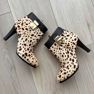 TORY BURCH boots / priscilla cheetah print horse hair ankle booties / size 5